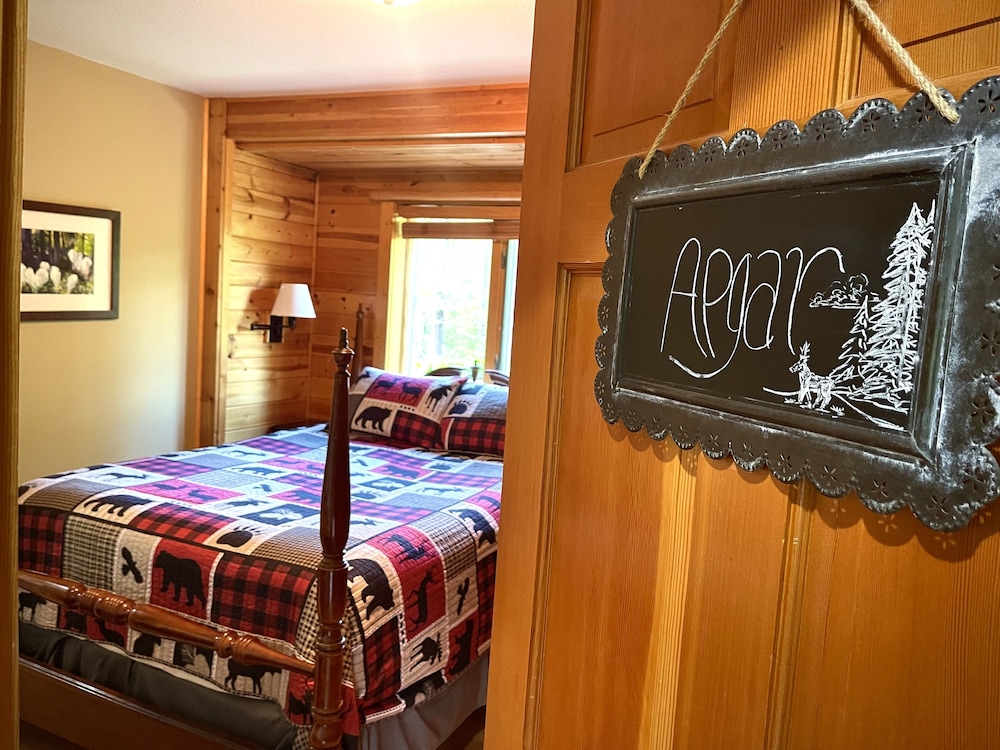 Room, Queen Bed, Private Bathroom