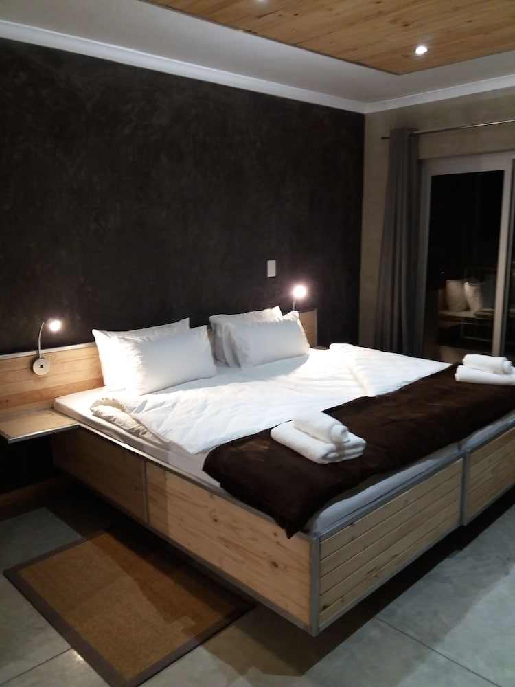 DELUXE, TWIN BEDS, PARTIAL OCEAN VIEW