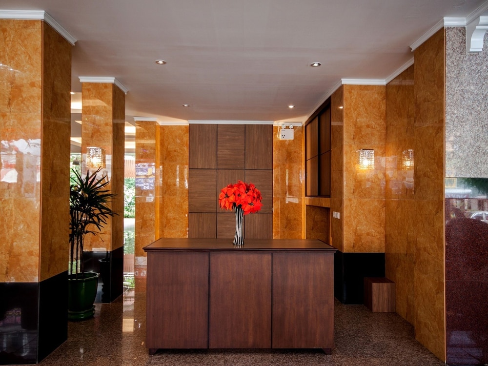 Lobby at Tara Lake Hotel, BANGKOK