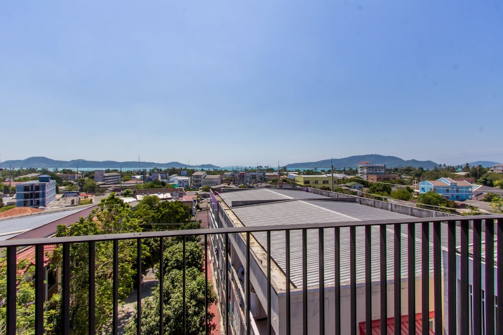 DLUX Condominium 39/44