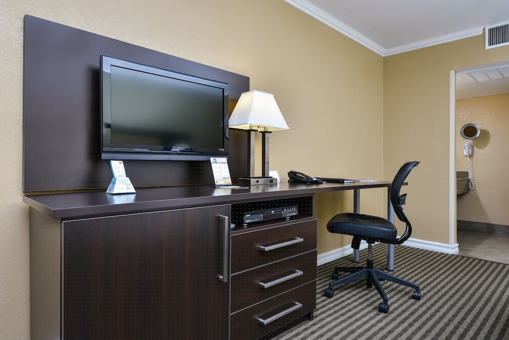Royal Sun Inn & Suites 22/25