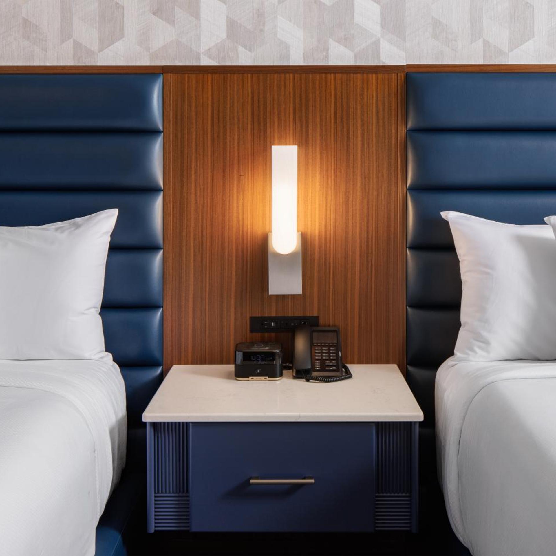 غرفة بسرير كوين