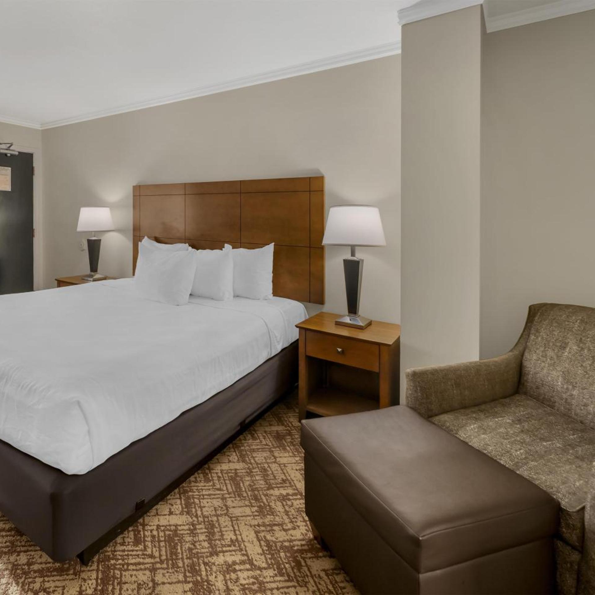 غرفة ديلوكس بسرير كينج، Best Western Plus Northwoods Inn 4/8