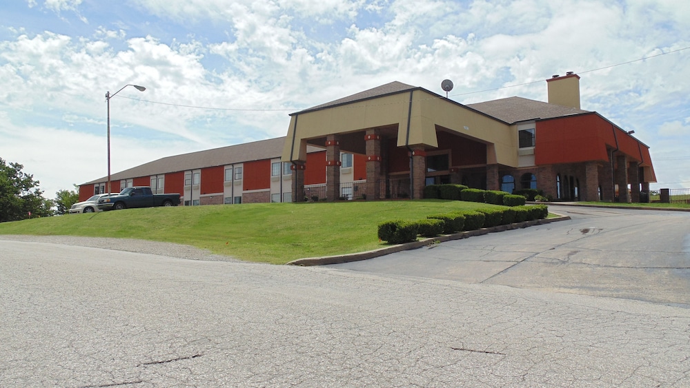 Super 8 by Wyndham Sapulpa Tulsa Area 4/30