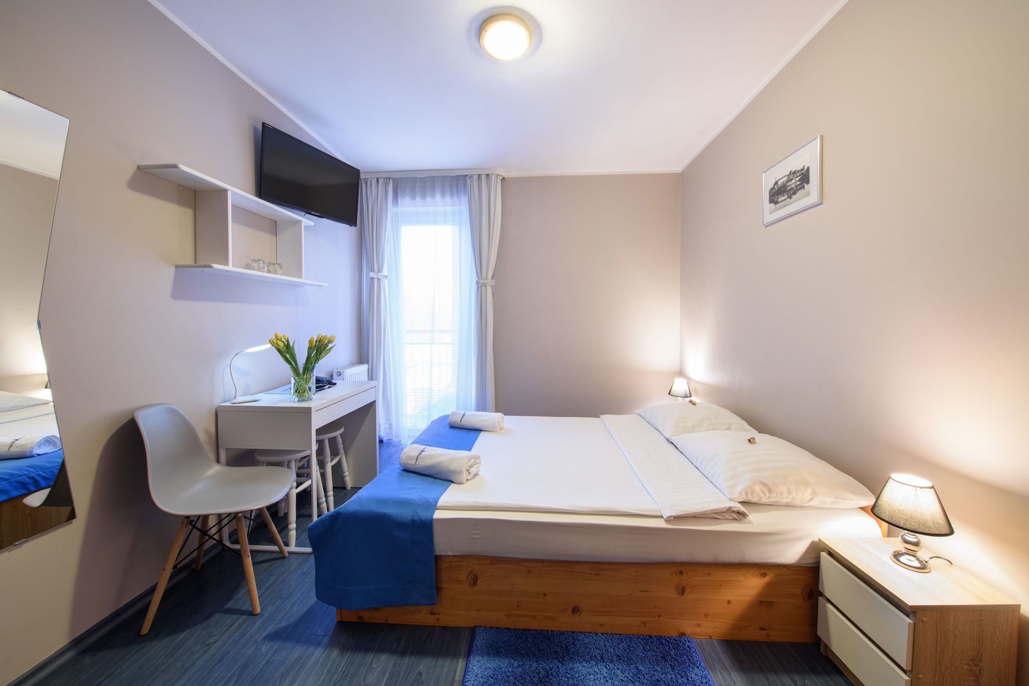 ROOM, DOUBLE OR TWIN BED