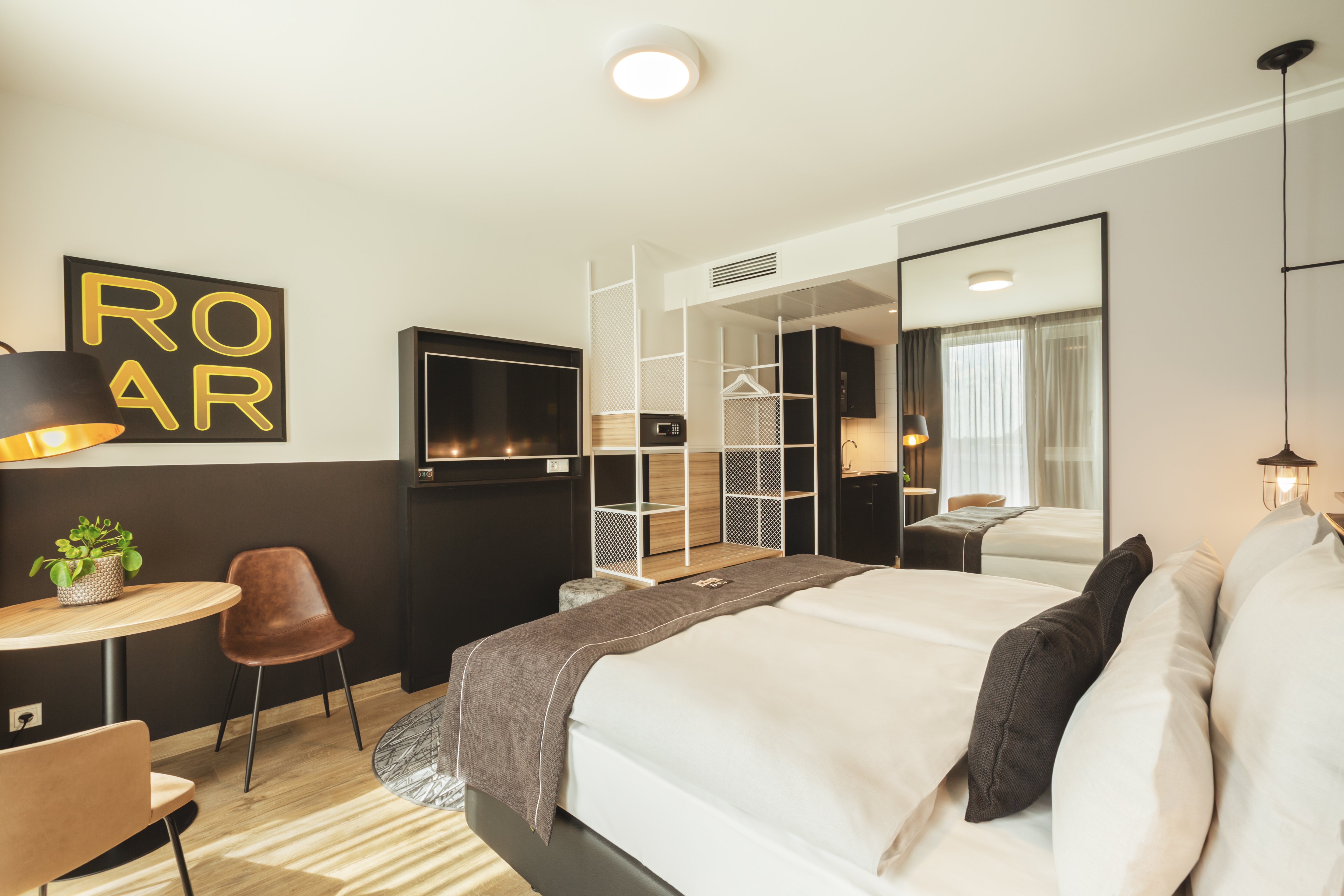 STANDARD, QUEEN BED