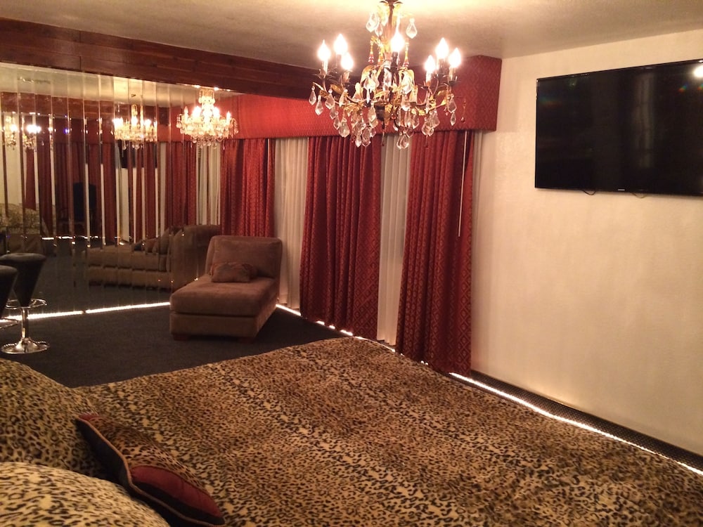 La Adventurer All Suite Hotel 16/27
