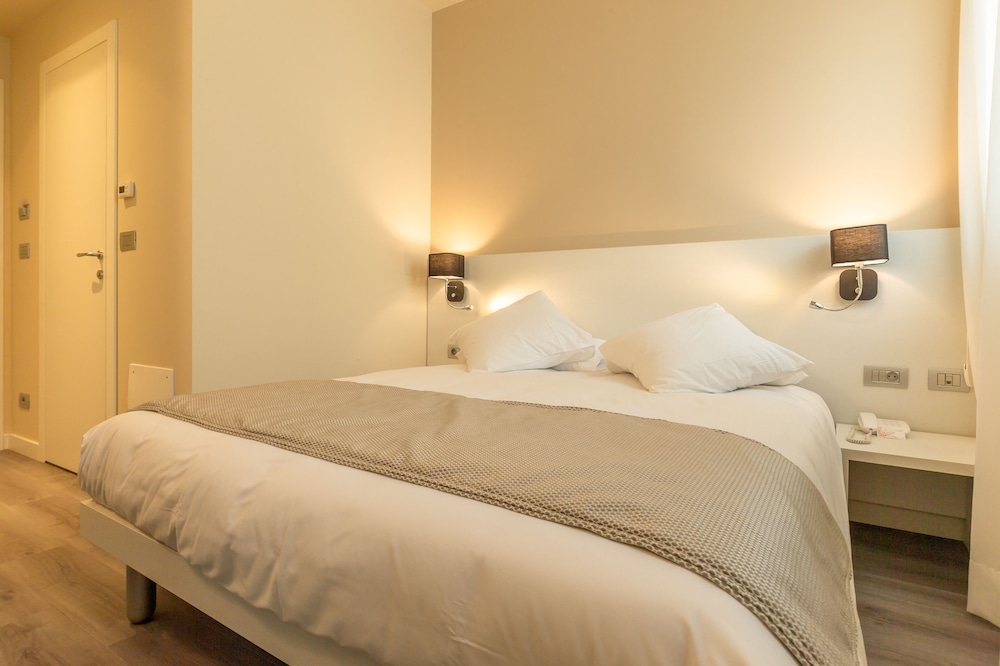 La Dolce Vita Hotel 7/30