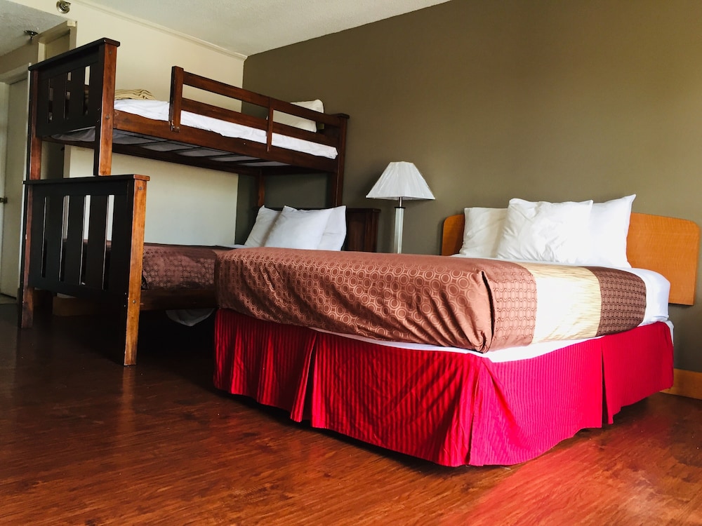 Bear Mount Inn And Suites 25/40