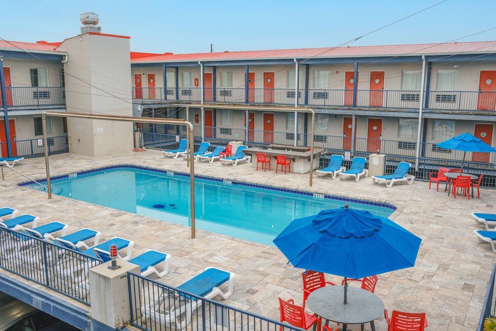Sea And Breeze Hotel And Condo 14/49