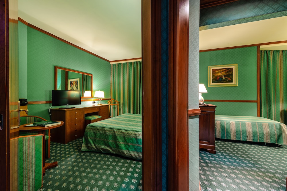 Senior, Suite, Queen Bed