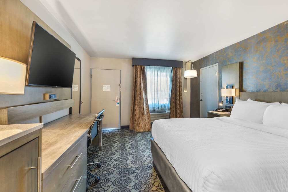 ROOM, QUEEN BED