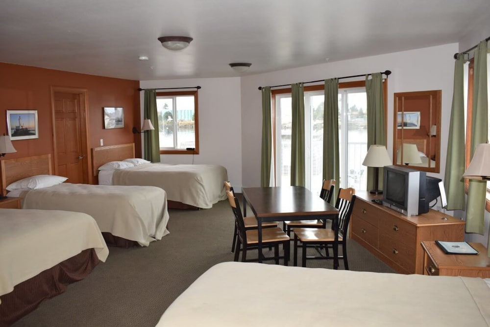 Longliner Lodge and Suites 14/41