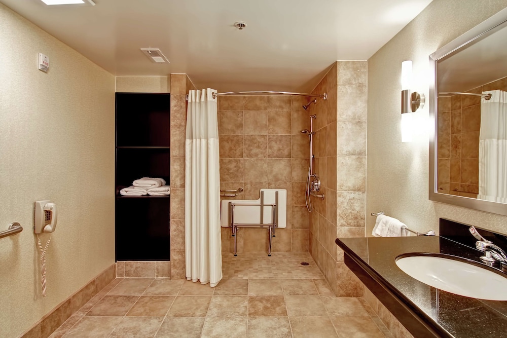 DoubleTree by Hilton Hotel Pleasanton at the Club 15/70