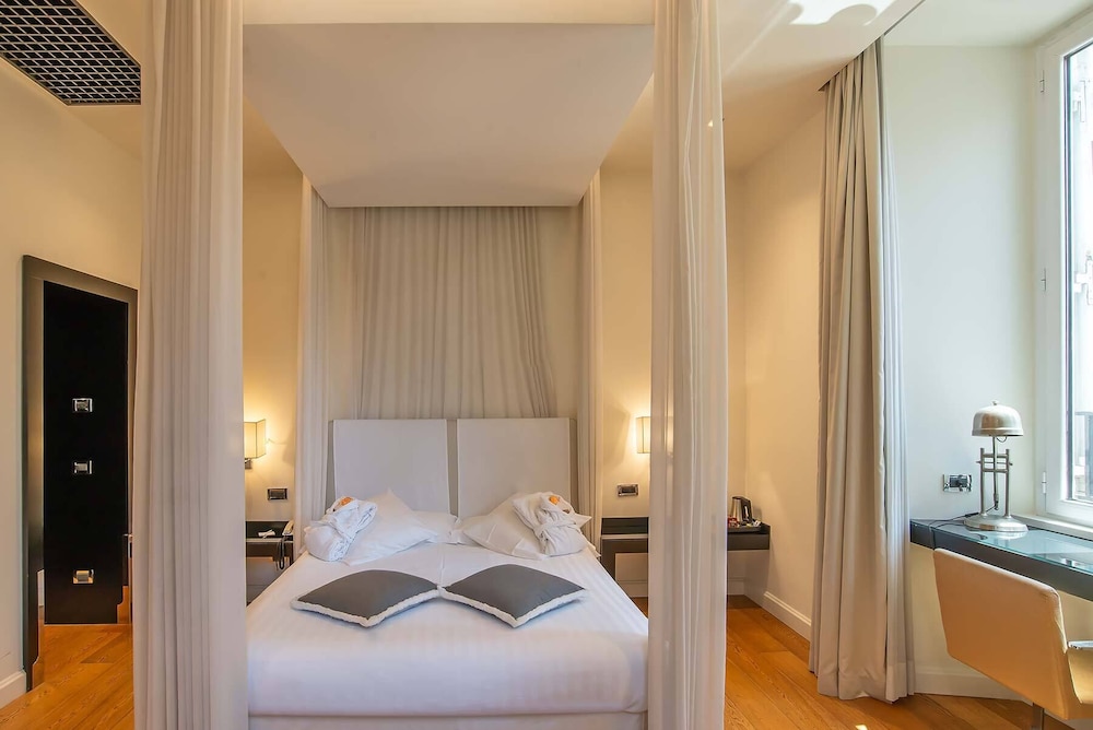 EXCLUSIVE, DOUBLE BED, JETTED TUB