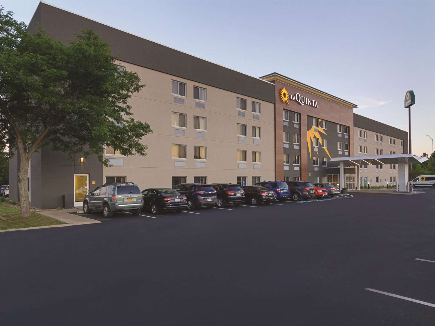 La Quinta Inn & Suites by Wyndham Cleveland - Airport North 41/44