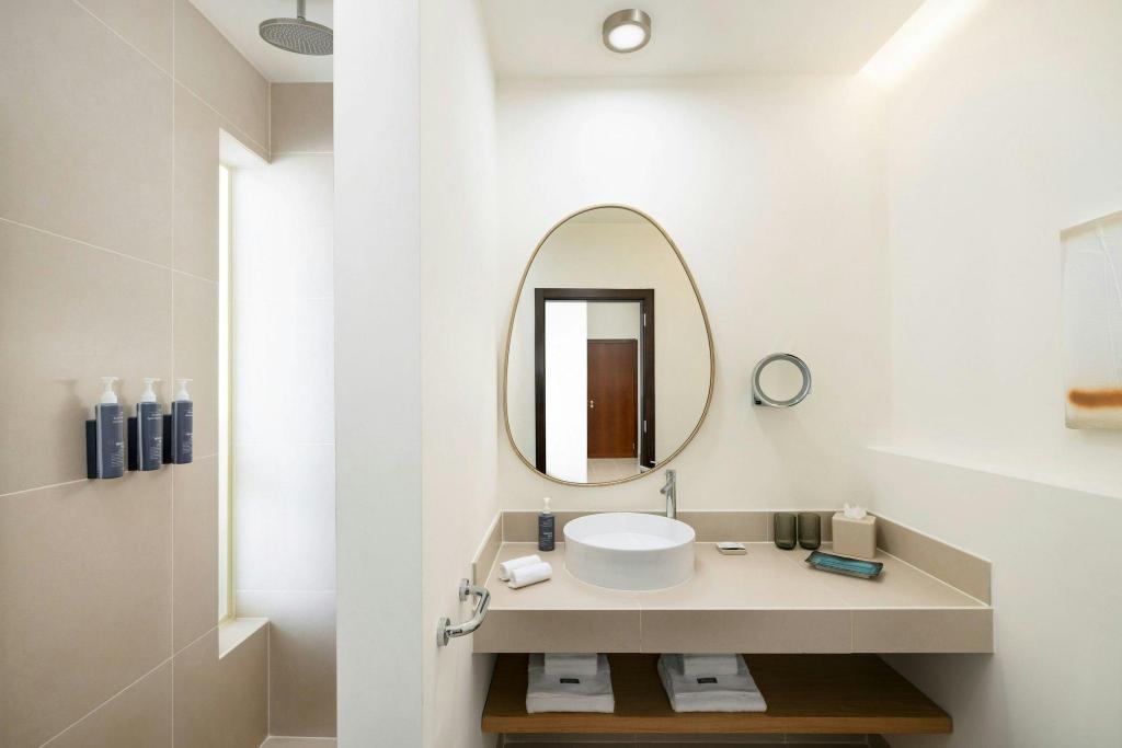 Guest Room, Deluxe, Twin Beds, Urban View, Balcony، The Westin Salgados Beach Resort, Algarve 5/7