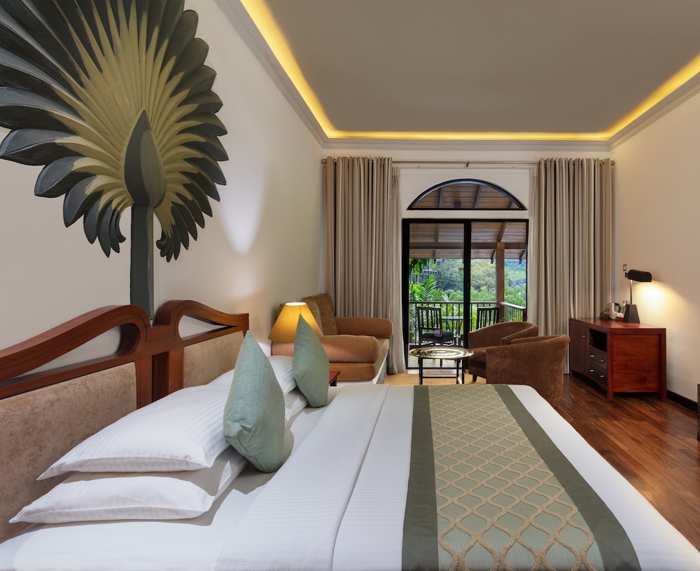 DELUXE, KING BED