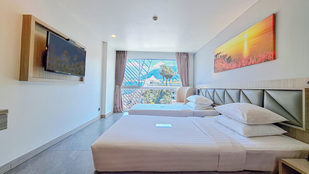 Premium Superior Twin Mountain View, Clarian Hotel Beach Patong 2/10