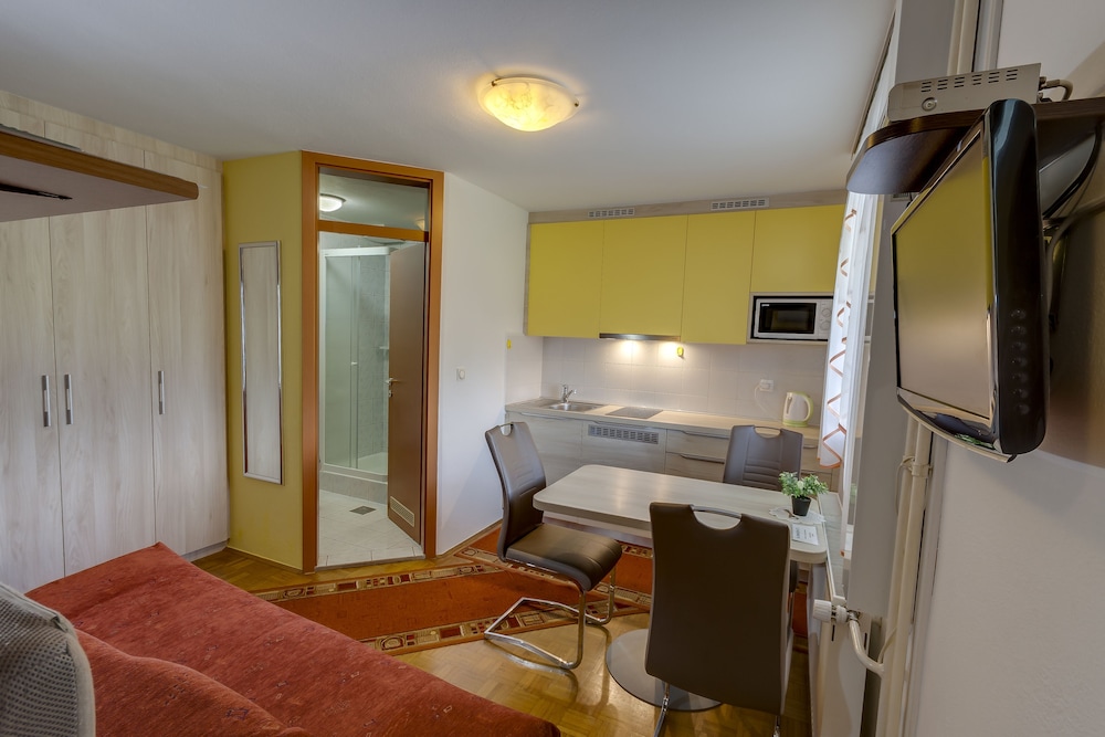 Rooms and Apartments Jana 30/76