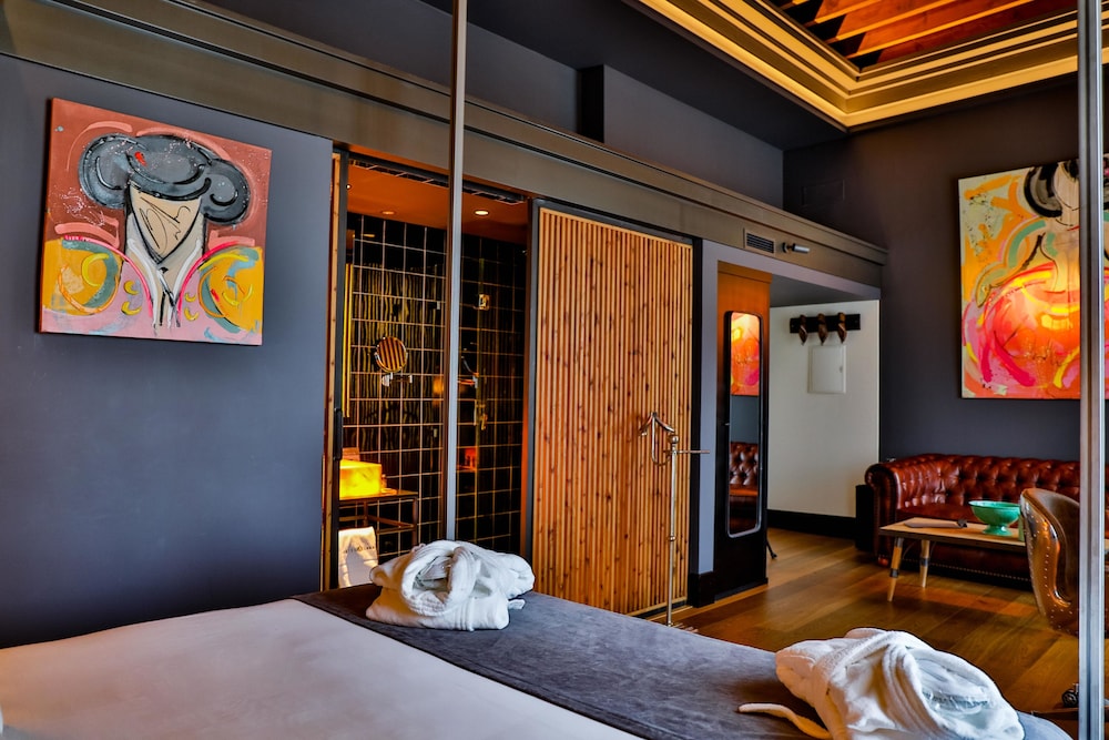 Junior Suite, 1 Queen and 1 Single Bed, Hotel Lobby Room 2/5