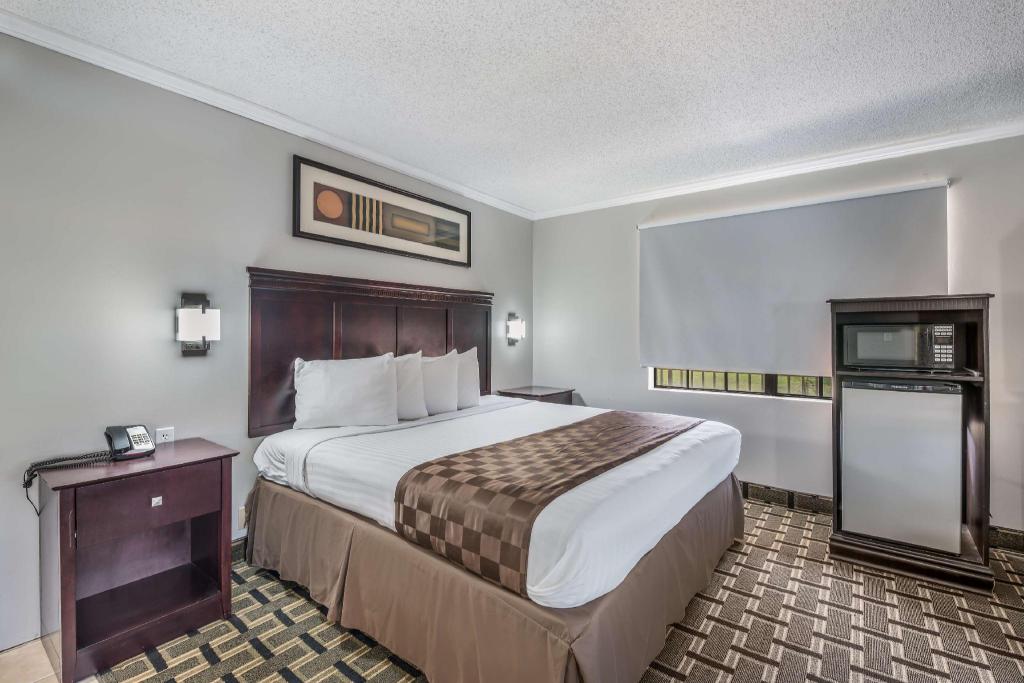 Suite, King Bed, Jetted Tub, Smoking