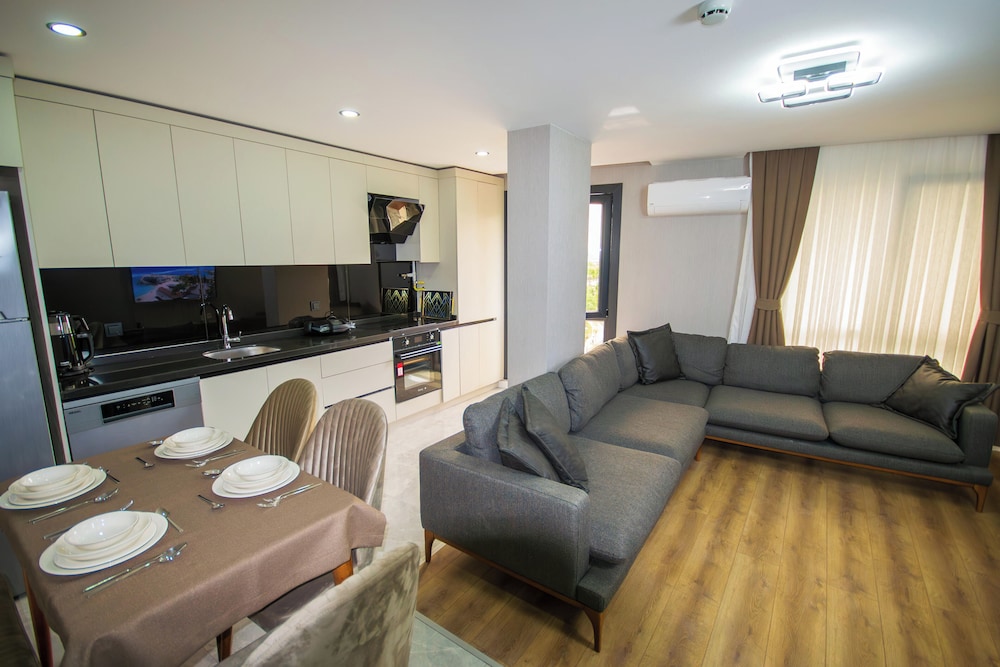 Luxury Life Suites 30/50
