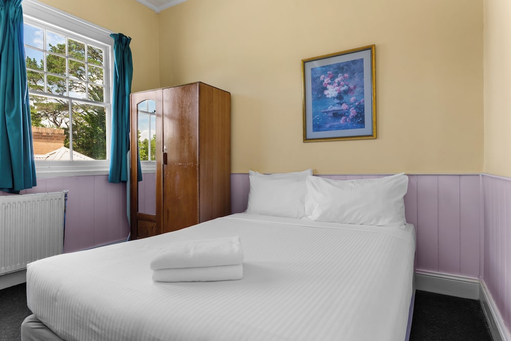 غرفة بريميوم رباعية بسرير كوين وسريرين منفصلين