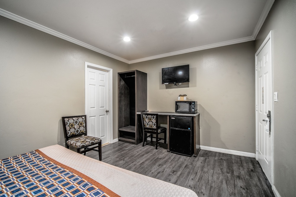 Regency Inn Suites Downey 26/40
