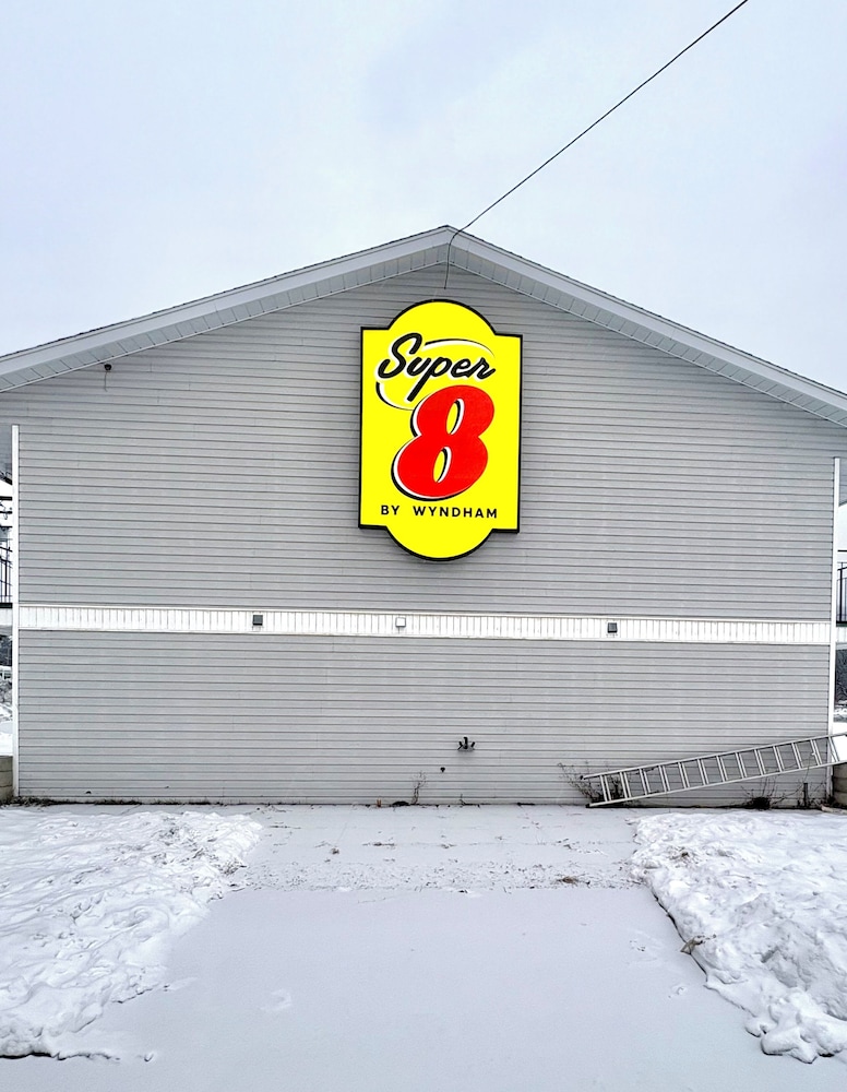 Super 8 by Wyndham Clearwater BC 6/61