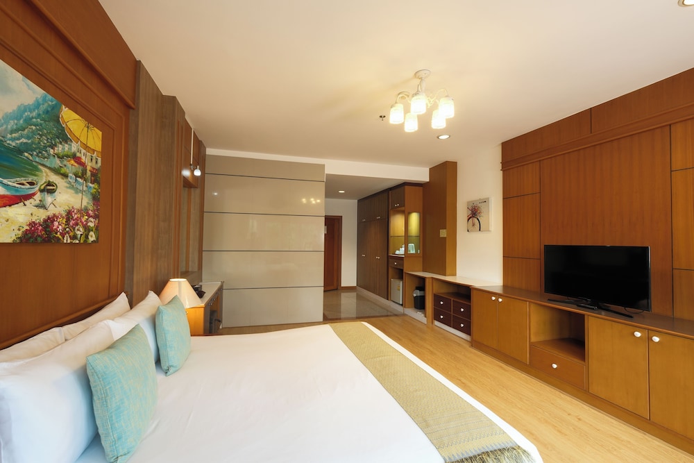 DELUXE, KING BED