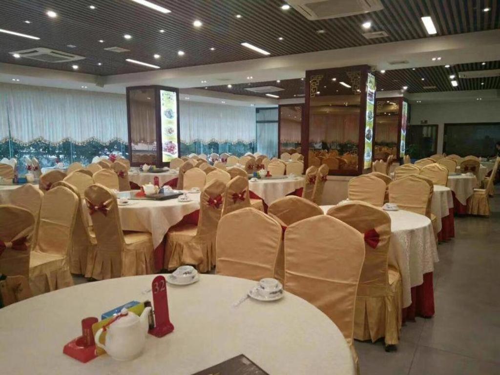 Outsky Hotel 40/50
