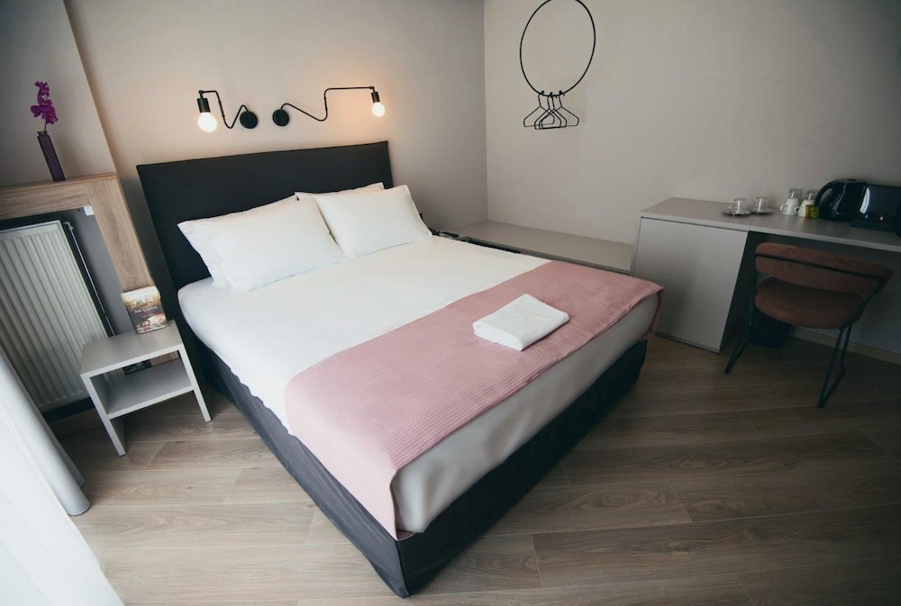 BED in Athens 13/48
