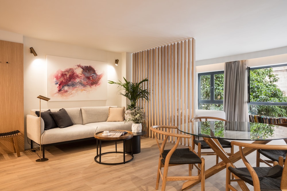 PUERTA CATEDRAL SUITES 40/50
