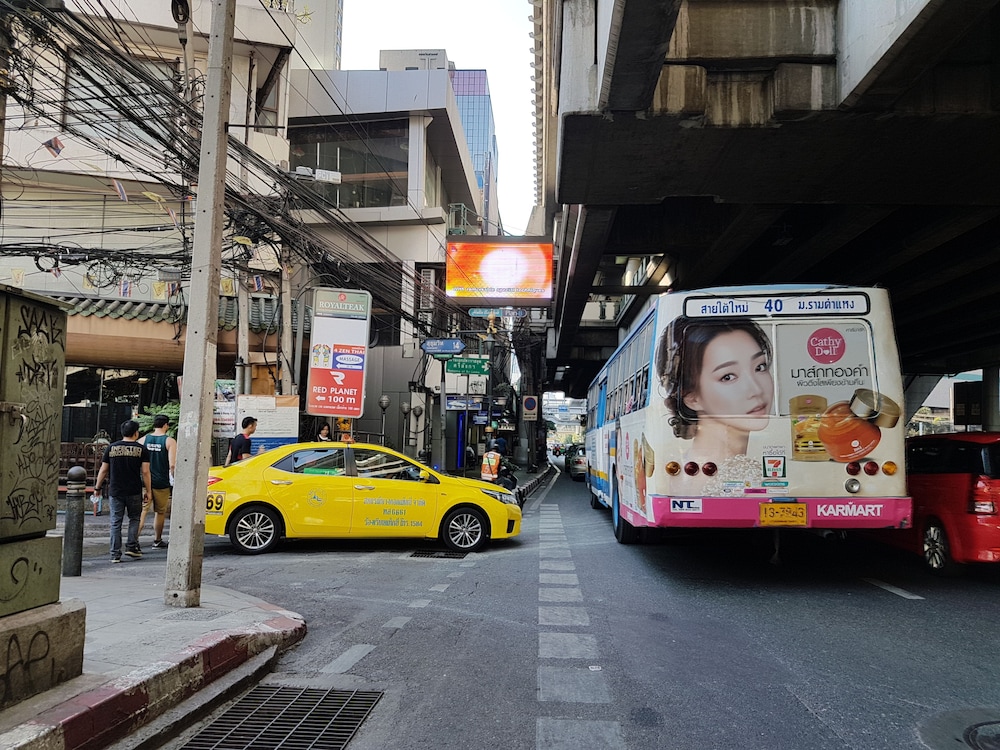 14 Place Sukhumvit Suites 56/66