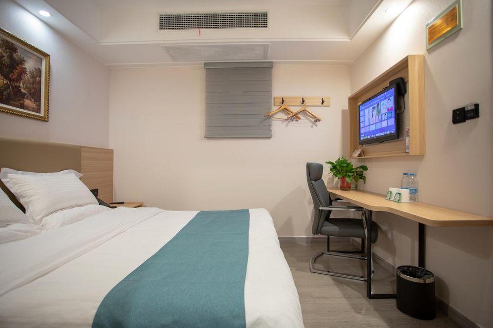ROOM, QUEEN BED