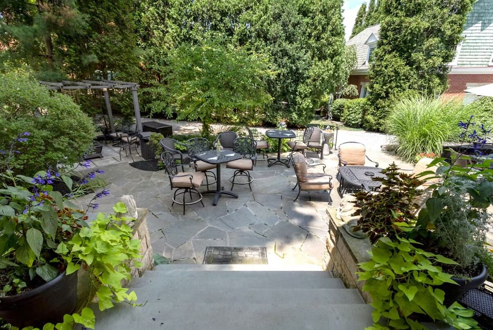 South Broadway Manor Bed and Breakfast 66/72