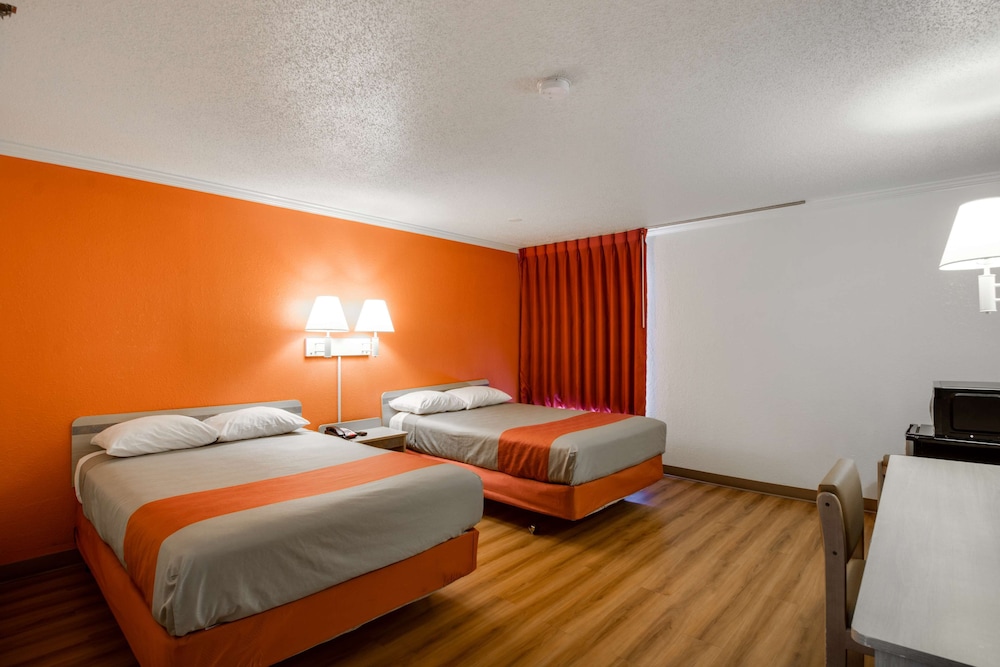 غرفة قياسية بسريرين كوين، Motel6 Waukegan, IL 4/10