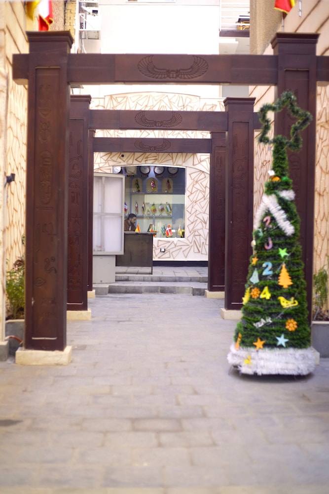 Nefri Pyramids Hotel 5/50