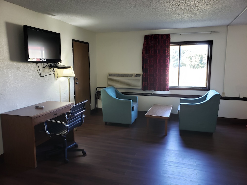 Americas Best Value Inn & Suites Harrisonville 30/33