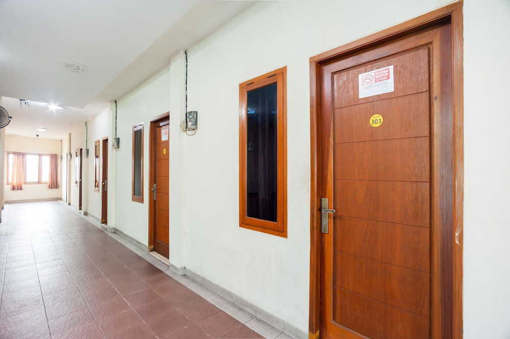 Reddoorz Plus Near Universitas Indonesia 18/50