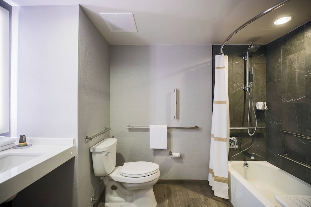 1 Bedroom, Suite, King Bed, Sofa, Accessible 3/3