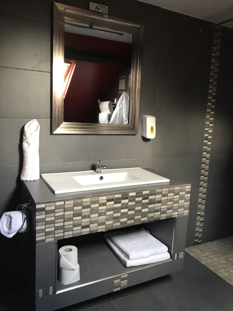 Bennetts Hotel 46/50