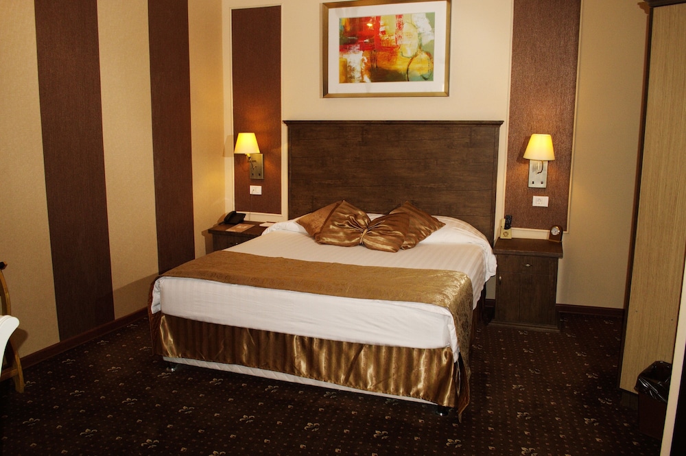 IMPERIAL PALACE HOTEL 15/73