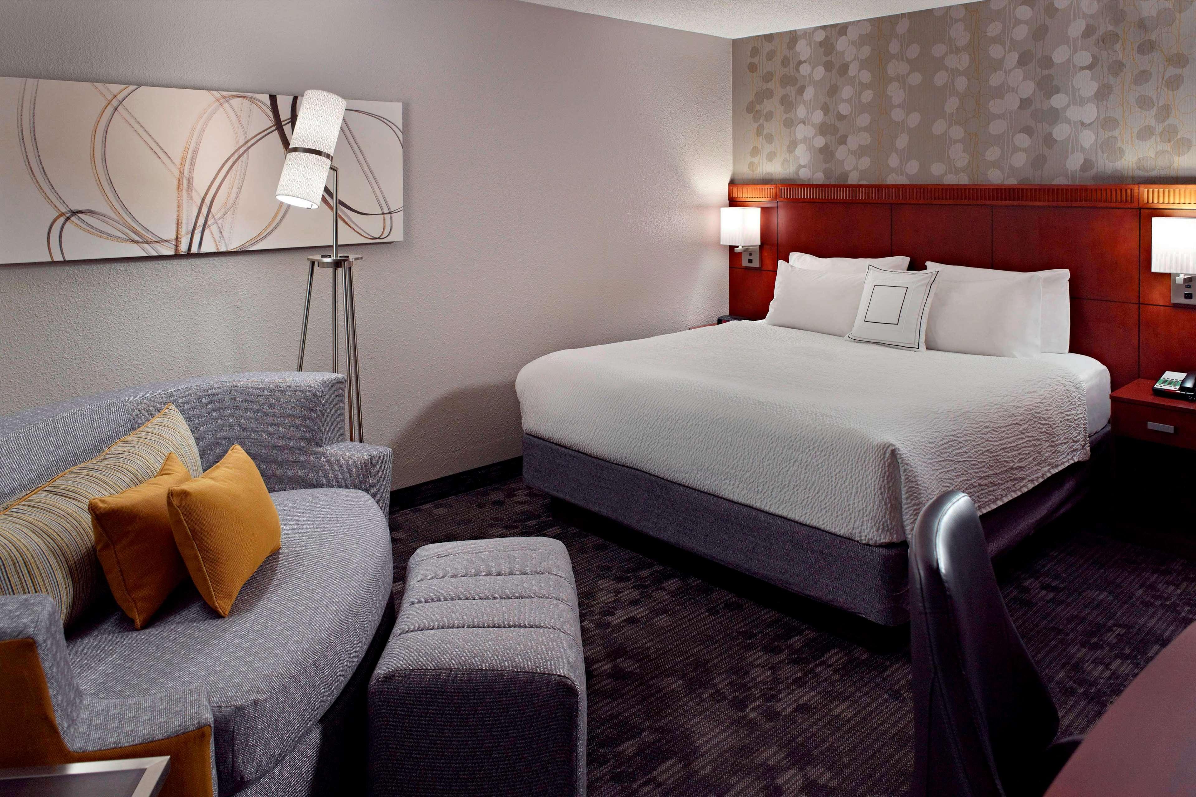 DELUXE, KING BED, BALLPARK VIEW