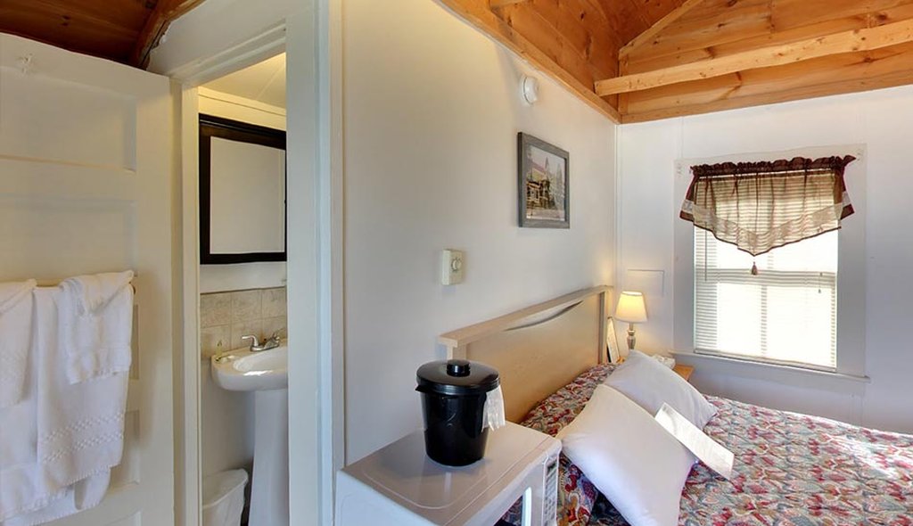 Half Moon Motel And Cottages 50/50