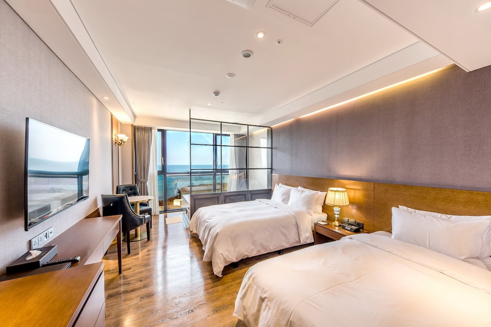 Ocean, Deluxe, Twin Beds, 1 Double and 1 Single Bed, Private Infinity Pool