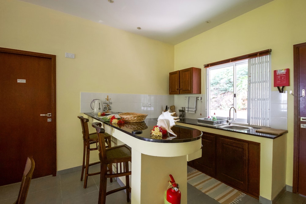 SURFERS SELF CATERING CHALETS 11/31