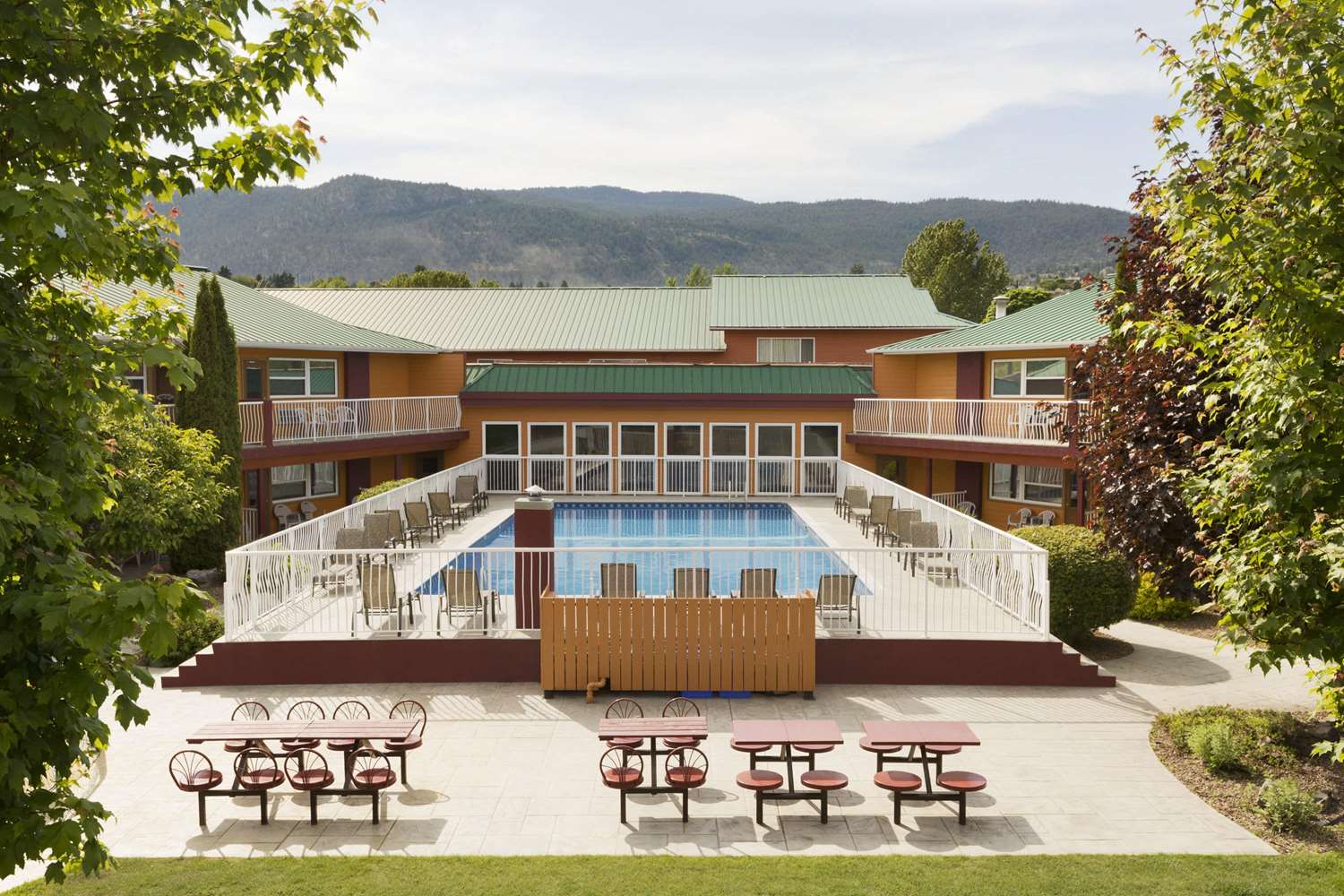 Days Inn by Wyndham Penticton Conference Centre 1/40