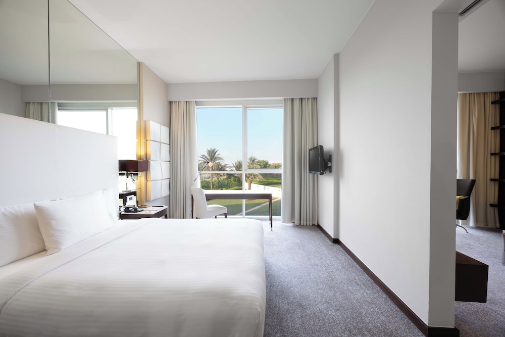 1 BEDROOM, SUITE, KITCHENETTE